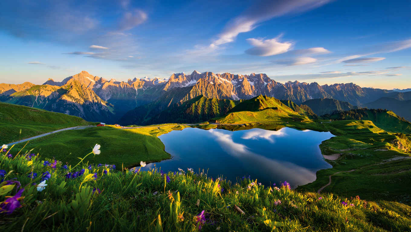 Panoramablick auf die deutschen Alpen mit klarem Bergsee